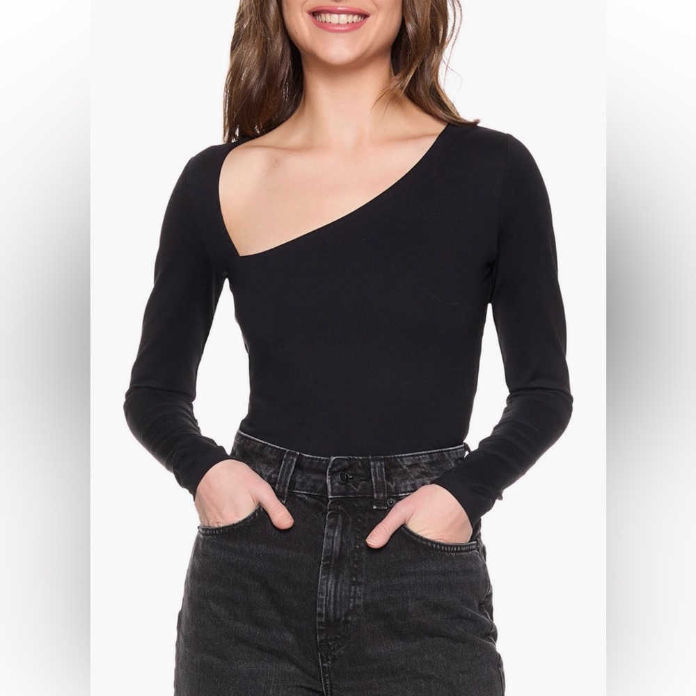 Susana Monaco
Diagonal Asymmetrical Neck Long
Sleeve Top